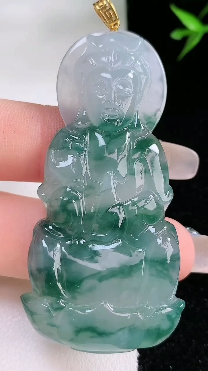天然A货翡翠种飘花观音菩萨吊坠，尺寸60.5-29.8-6.8，重:22.35g
3月13日