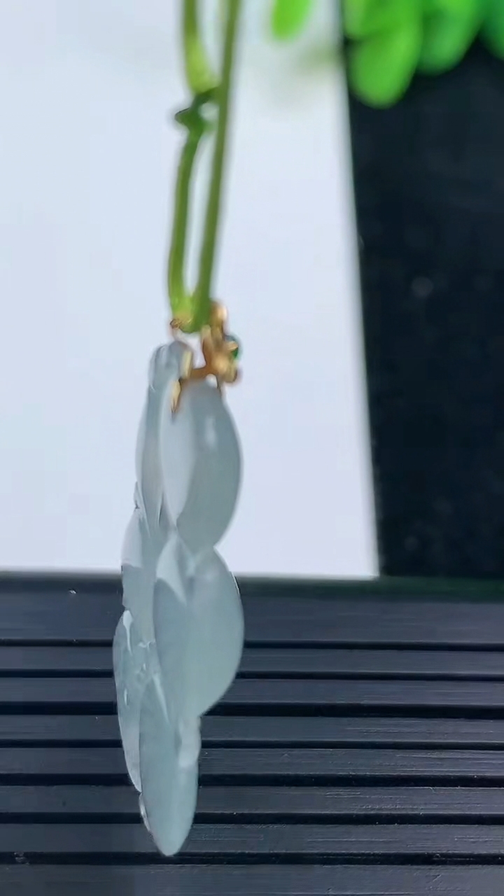 天然A货翡翠种白冰生肖猴吊坠尺寸28.7-16.8-3.8重量:3.13g
3月13日