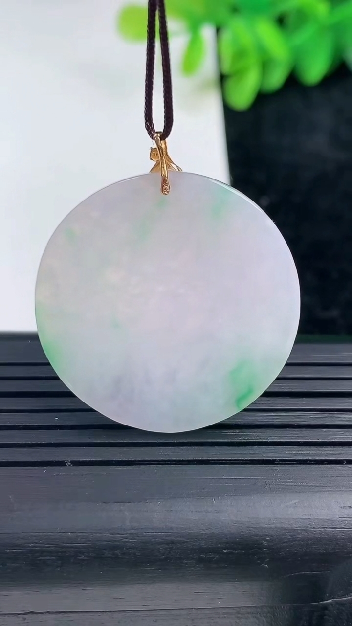 天然A货翡翠无事牌吊坠尺寸30.3-2.1重量:6.09g
3月13日