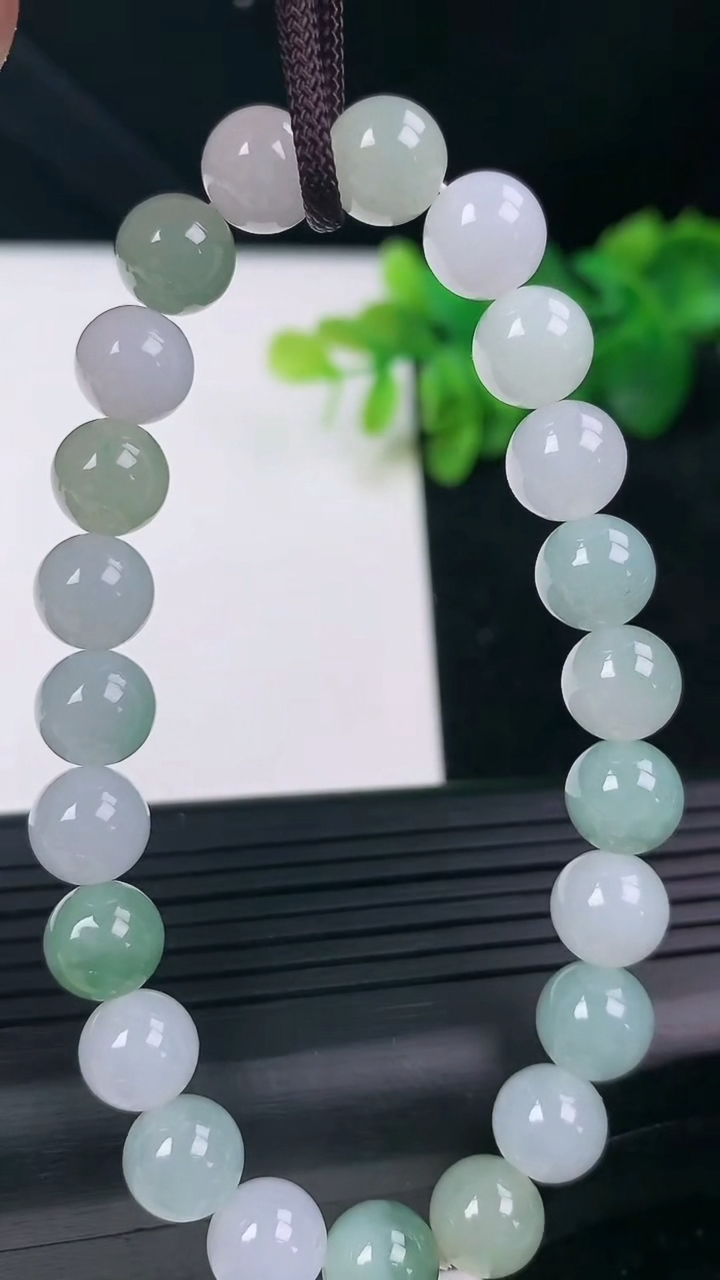天然A货翡翠圆珠手串尺寸8-23颗重量:24.59g3月13日
工厂直销收藏佳品,种好水足，色泽均匀，有种有色，上手高大气！