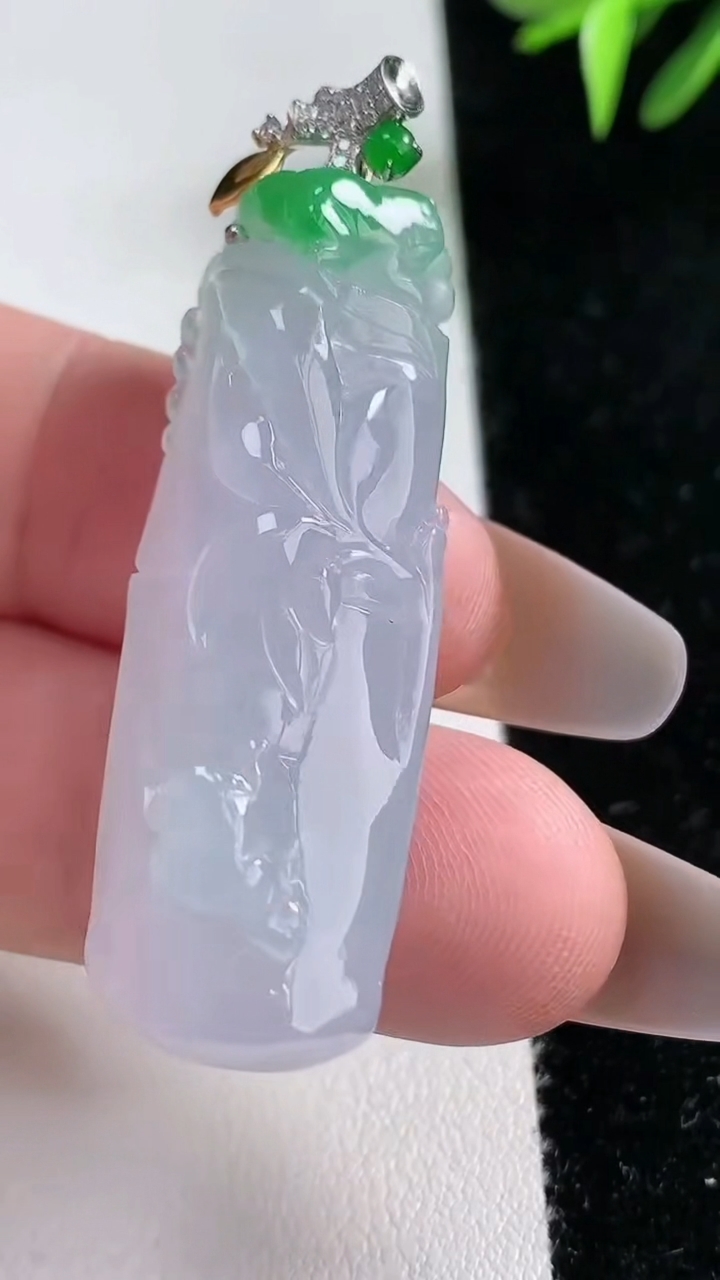 天然A货翡翠节节高升 竹节吊坠，尺寸42.7-16-11.3，重量:15.60g
3月13日