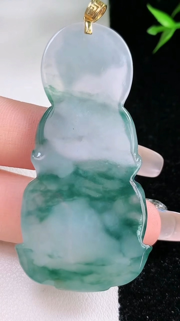 天然A货翡翠种飘花观音菩萨吊坠，尺寸60.5-29.8-6.8，重:22.35g
3月13日