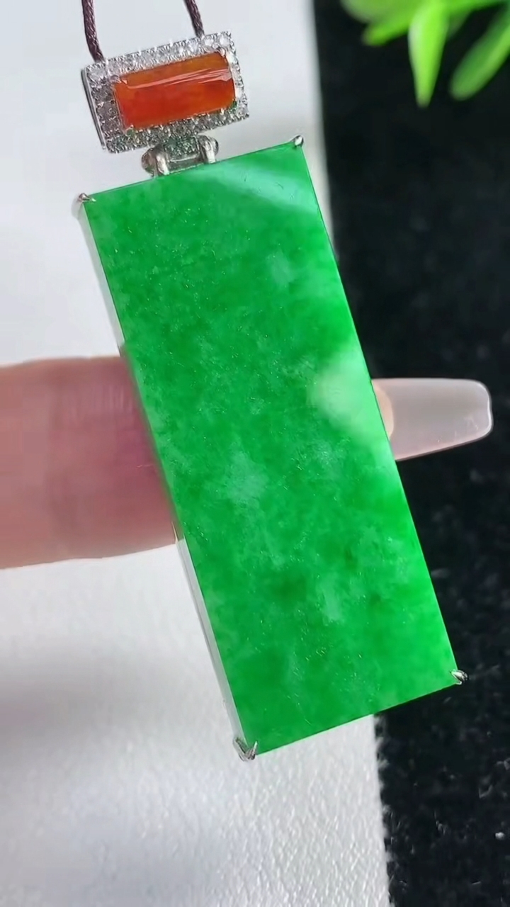 天然A货翡翠无事牌吊坠，尺寸40.5-16.2-5，重量:11.97g
3月13日