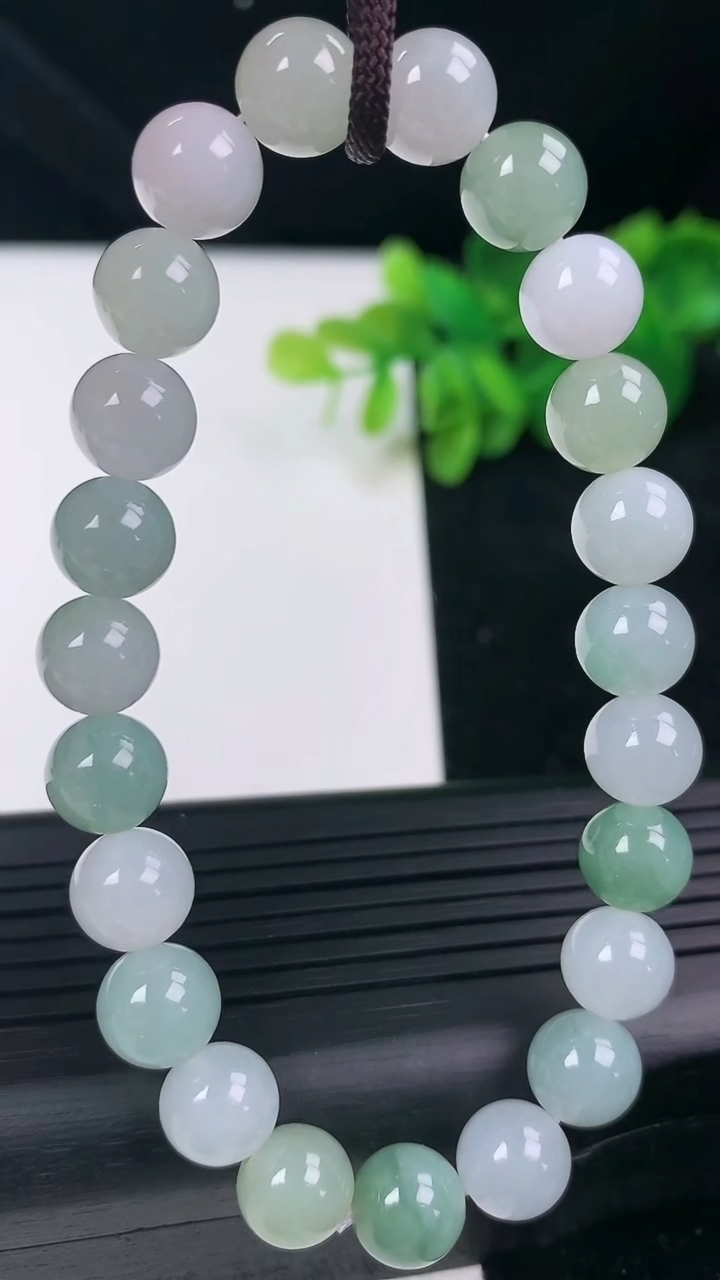 天然A货翡翠圆珠手串尺寸8-23颗重量:24.59g3月13日
工厂直销收藏佳品,种好水足，色泽均匀