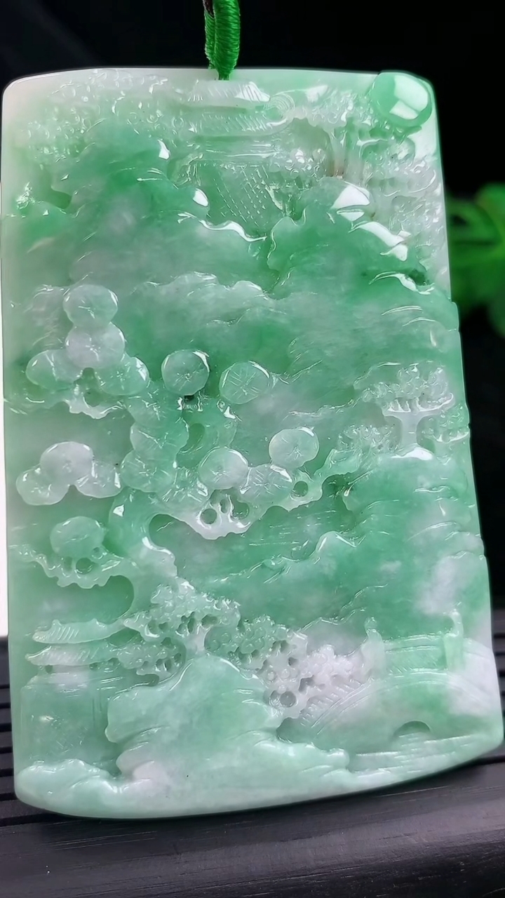 天然A货翡翠山水牌吊坠尺寸71.2-48.6-4.8重量:42.39g
3月13日