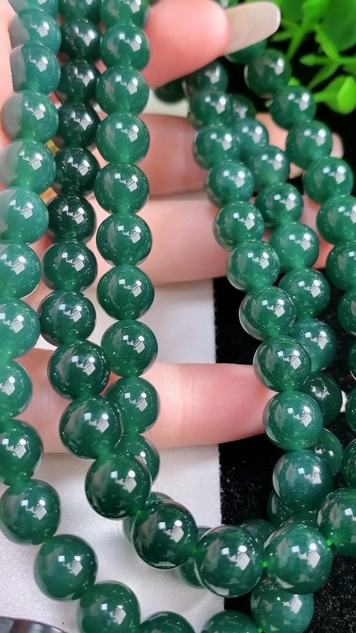 天然A货翡翠圆珠项链88颗，尺寸8.8，重:102.58g3月13日
工厂直销收藏佳品,种好水足，色泽均匀，有种有色，上手高大气！