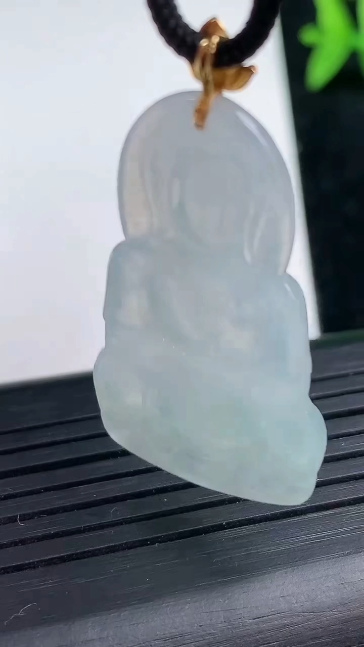 天然A货翡翠观音菩萨吊坠尺寸34.8-21.1-3.5重量:4.65g
3月13日