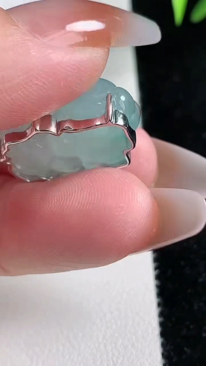 天然A货翡翠貔貅吊坠，尺寸20.8-13.8-11.4，重量：7.81g
3月13日