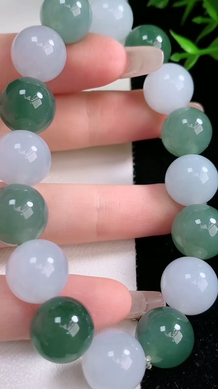 天然A货翡翠圆珠手串，尺寸13-16颗，重:60.83g3月13日
工厂直销收藏佳品,种好水足，色泽