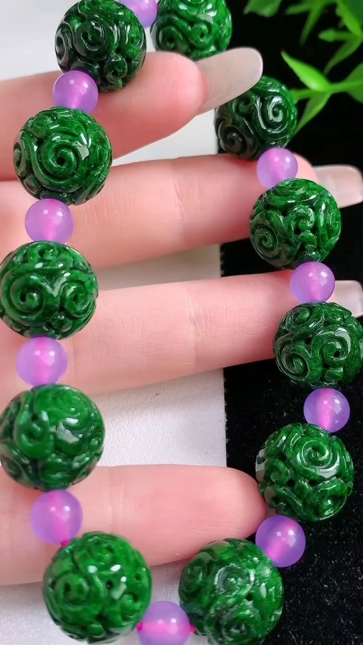 天然A货翡翠雕花圆珠手串，尺寸13.5，重:41.24g3月13日
工厂直销收藏佳品,种好水足，色泽