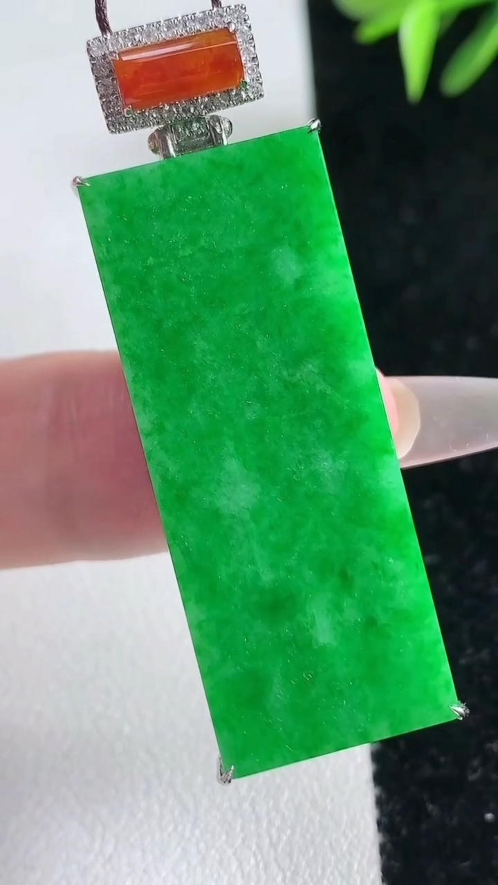 天然A货翡翠无事牌吊坠，尺寸40.5-16.2-5，重量:11.97g
3月13日
