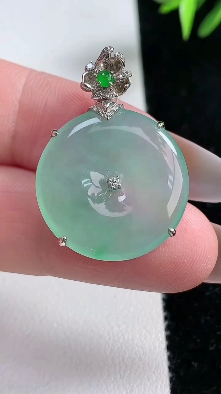 天然A货翡翠平安扣吊坠，尺寸22.8-5，重量 5.79g
3月13日