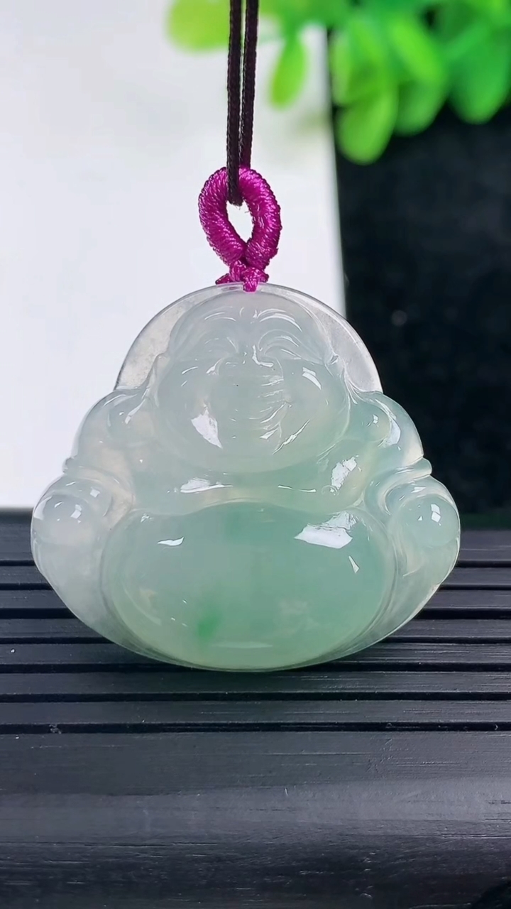 天然A货翡翠佛公吊坠尺寸28.8-31.8-5.7重量:8.12g
3月13日