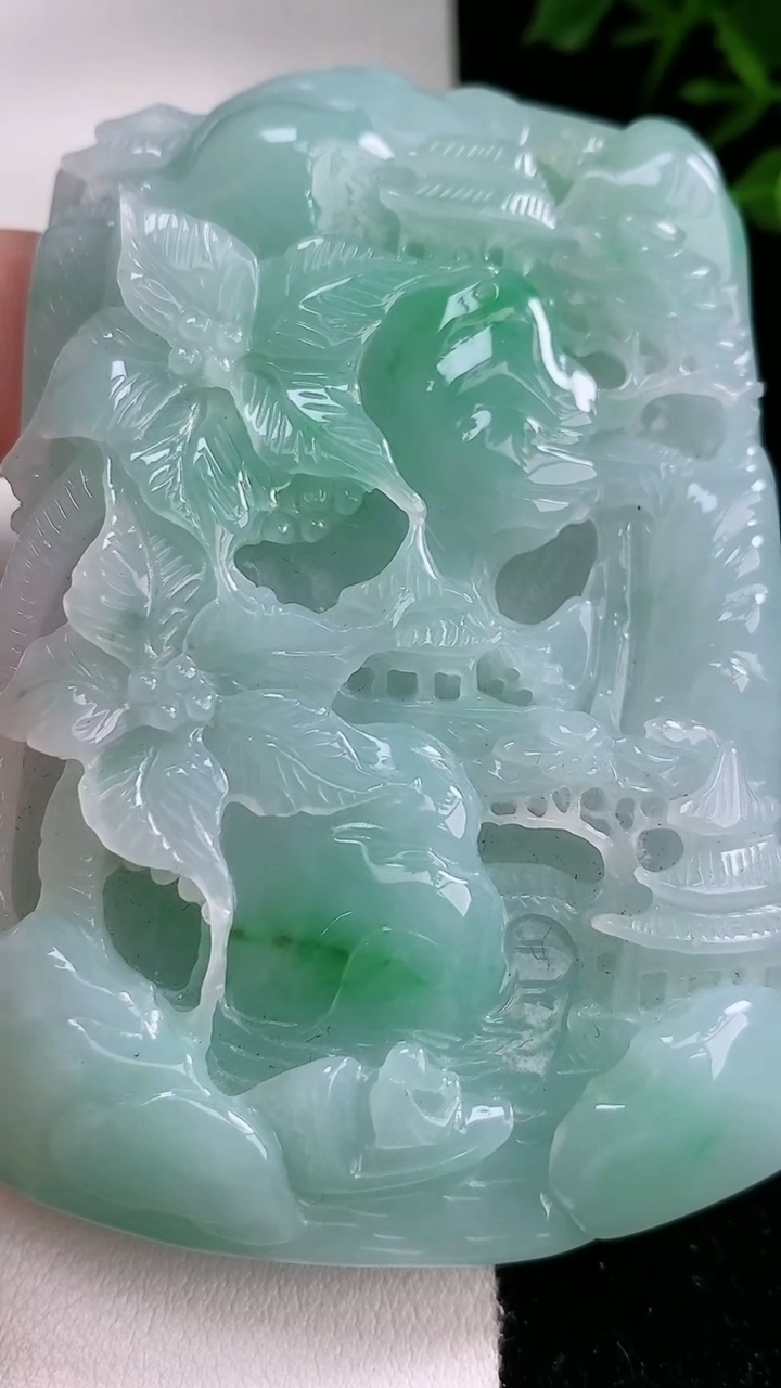 天然A货翡翠山水牌吊坠，尺寸76-52.8-13.8，重:127.76g
3月13日