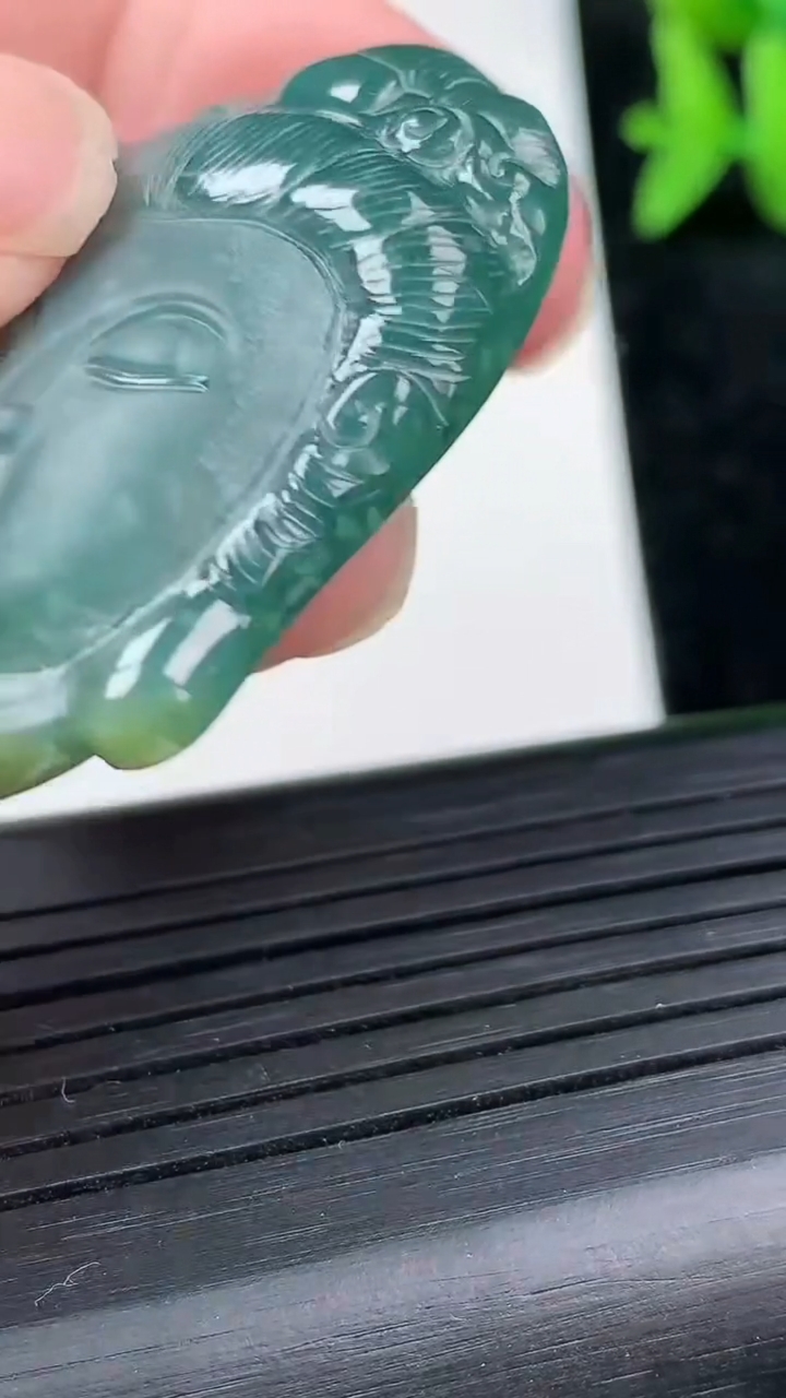 天然A货翡翠蓝水观音头镶嵌件尺寸41-27.7-9重量:18.96g
3月13日