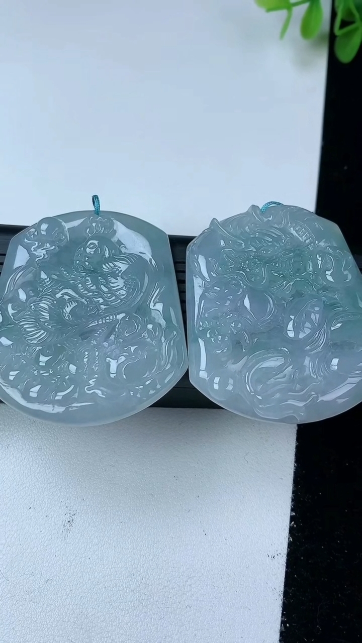 天然A货翡翠龙凤呈祥吊坠一对尺寸54.5-45.2-4.4重量:60.88g
3月13日