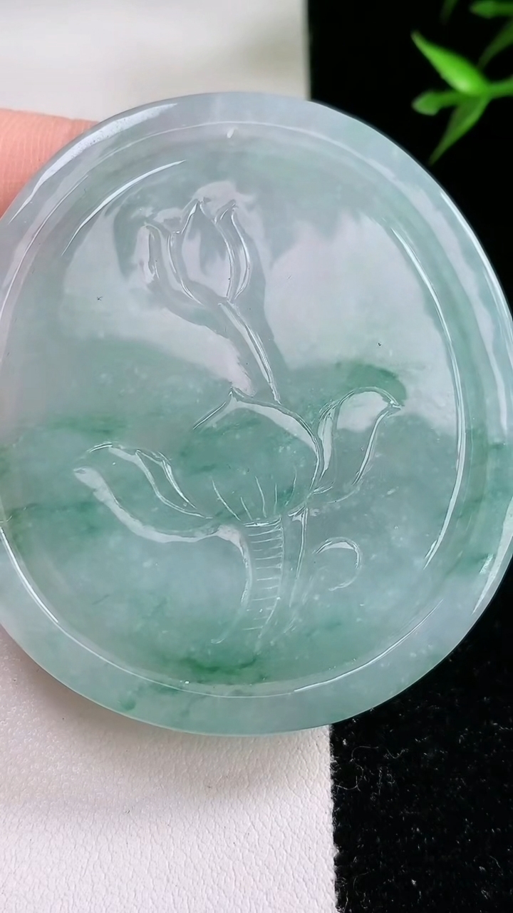 天然A货翡翠祥龙观音菩萨吊坠，尺寸56.7-50-7.6，重:41.48g
3月13日