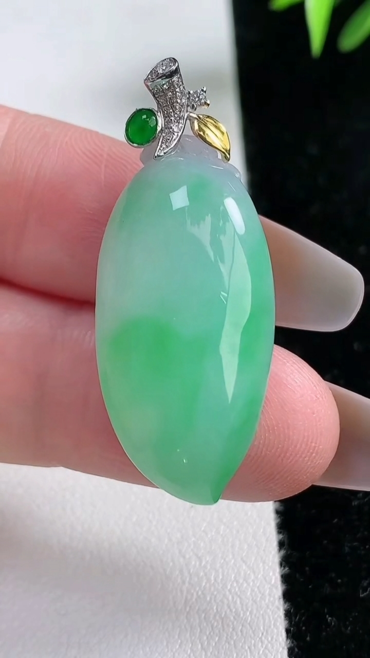 天然A货翡翠福瓜吊坠尺寸32.6-16-9.4，重量:8.86g
3月13日