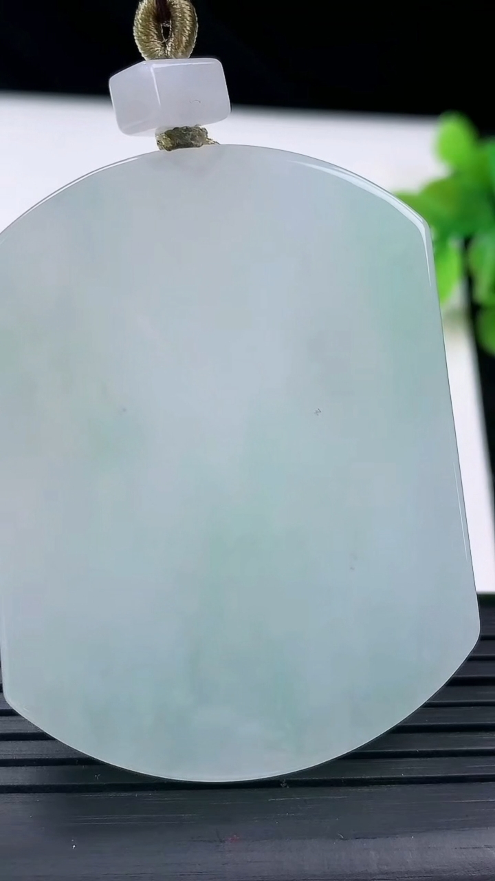 天然A货翡翠无事牌吊坠尺寸52.6-40.7-5.7重量:37.80g
3月13日