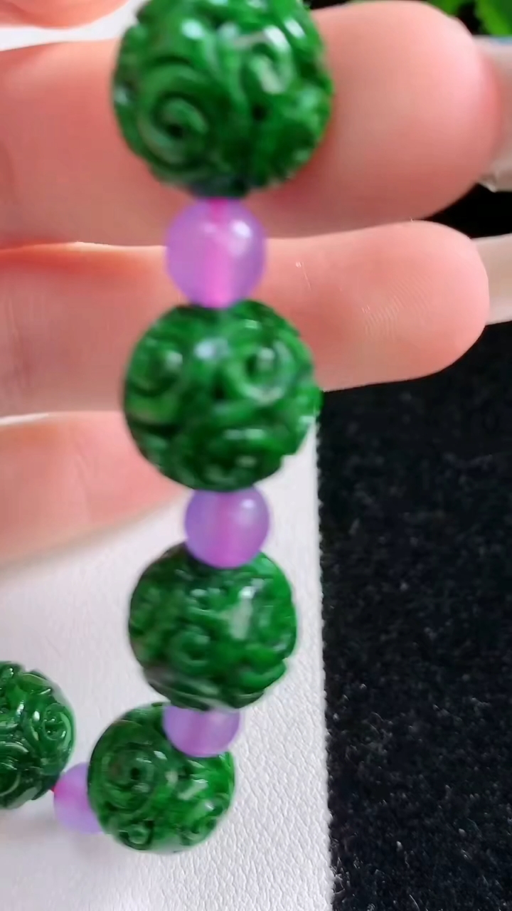 天然A货翡翠雕花圆珠手串，尺寸13.5，重:41.24g3月13日
工厂直销收藏佳品,种好水足，色泽均匀，有种有色，上手高大气！