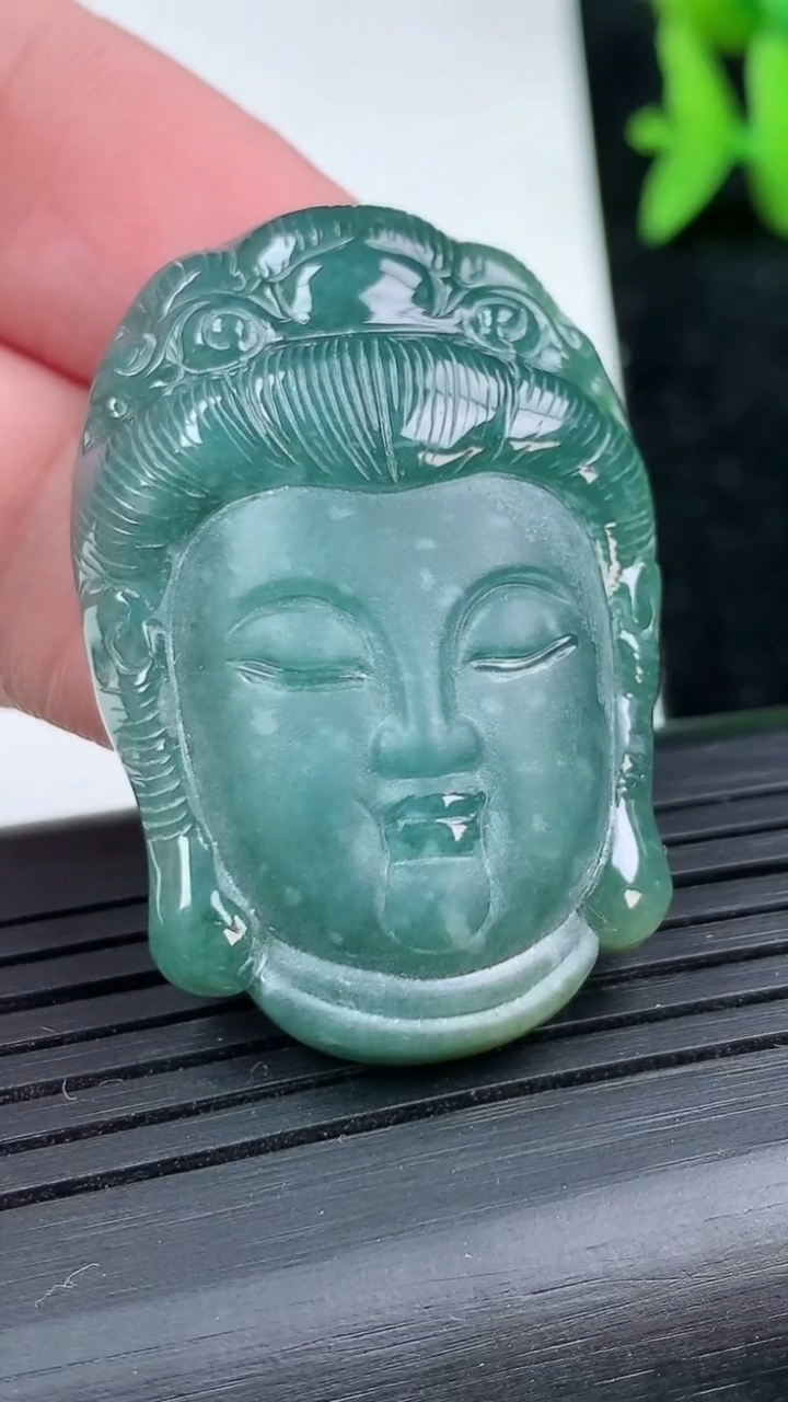 天然A货翡翠蓝水观音头镶嵌件尺寸41-27.7-9重量:18.96g
3月13日