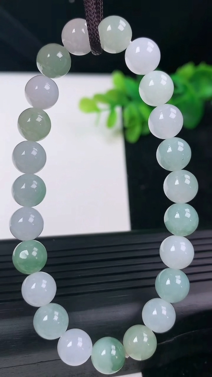 天然A货翡翠圆珠手串尺寸8-23颗重量:24.59g3月13日
工厂直销收藏佳品,种好水足，色泽均匀，有种有色，上手高大气！