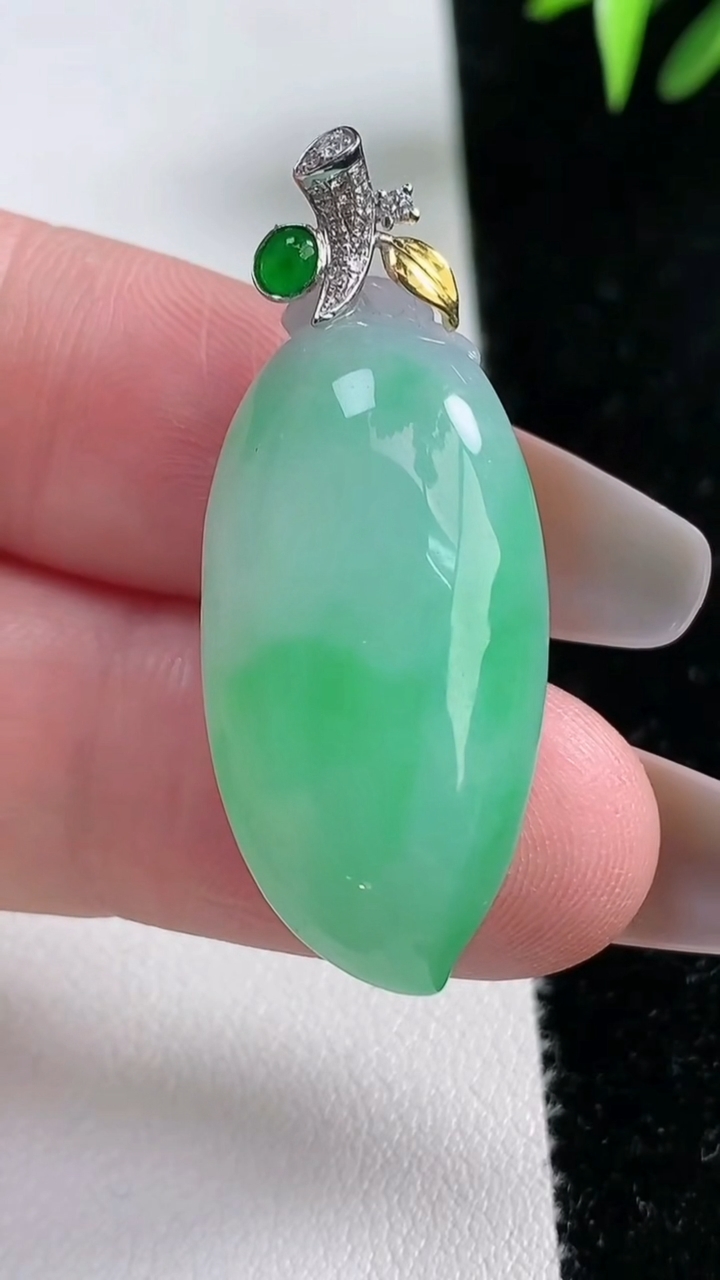 天然A货翡翠福瓜吊坠尺寸32.6-16-9.4，重量:8.86g
3月13日