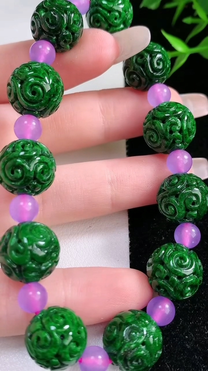 天然A货翡翠雕花圆珠手串，尺寸13.5，重:41.24g3月13日
工厂直销收藏佳品,种好水足，色泽均匀，有种有色，上手高大气！