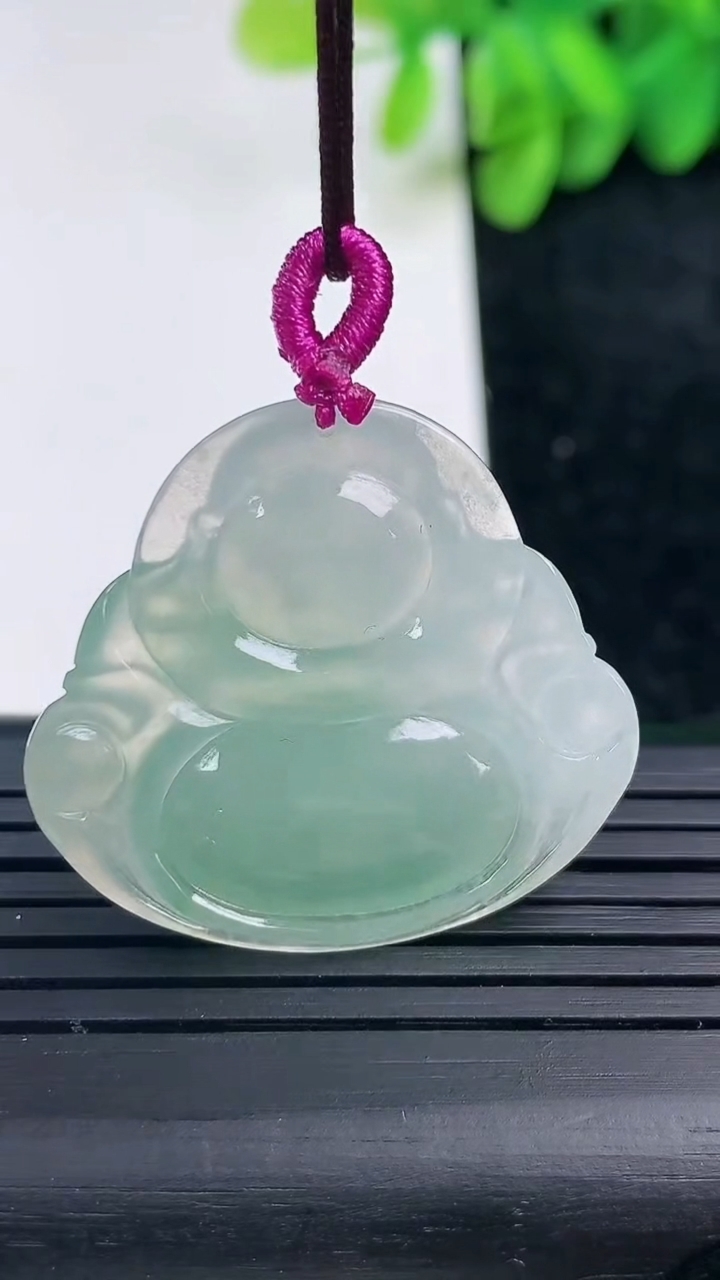 天然A货翡翠佛公吊坠尺寸28.8-31.8-5.7重量:8.12g
3月13日