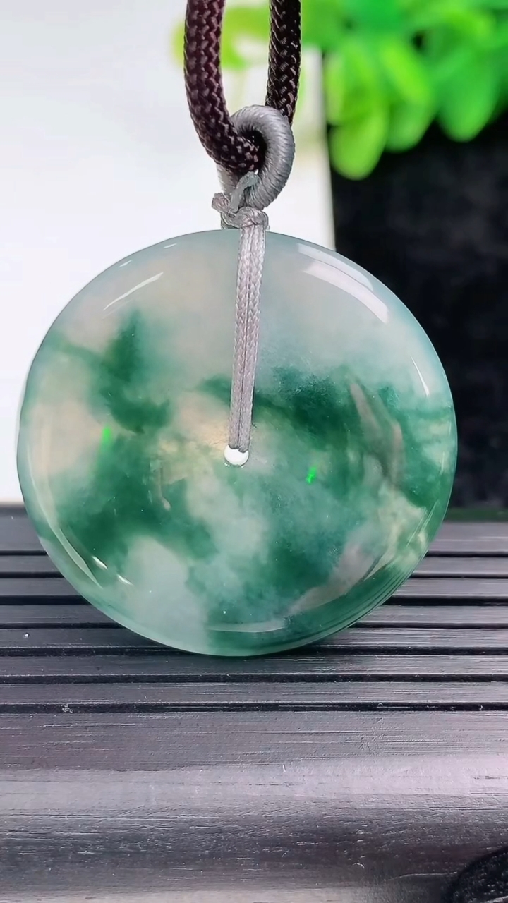 天然A货翡翠飘花平安扣吊坠尺寸33.4-4.9重量:13.67g
3月13日