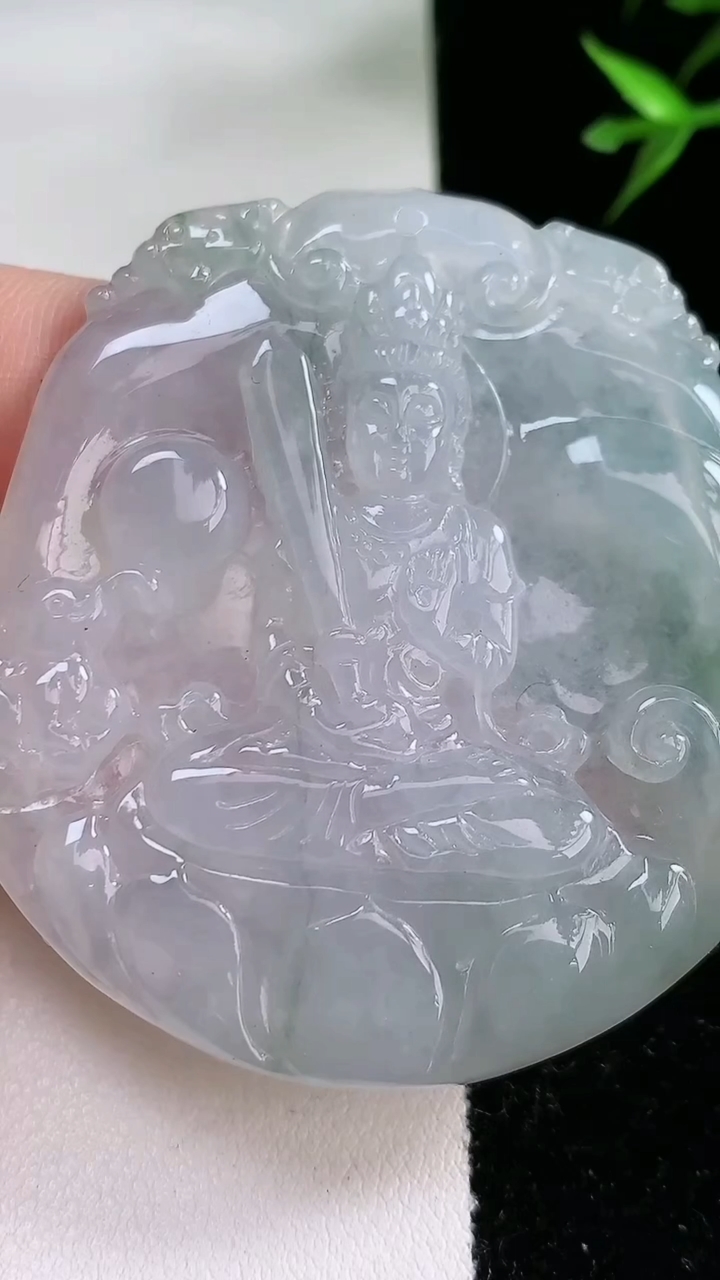 天然A货翡翠文殊菩萨吊坠，尺寸55.2-51.3-5.7，重:30.75g
3月13日