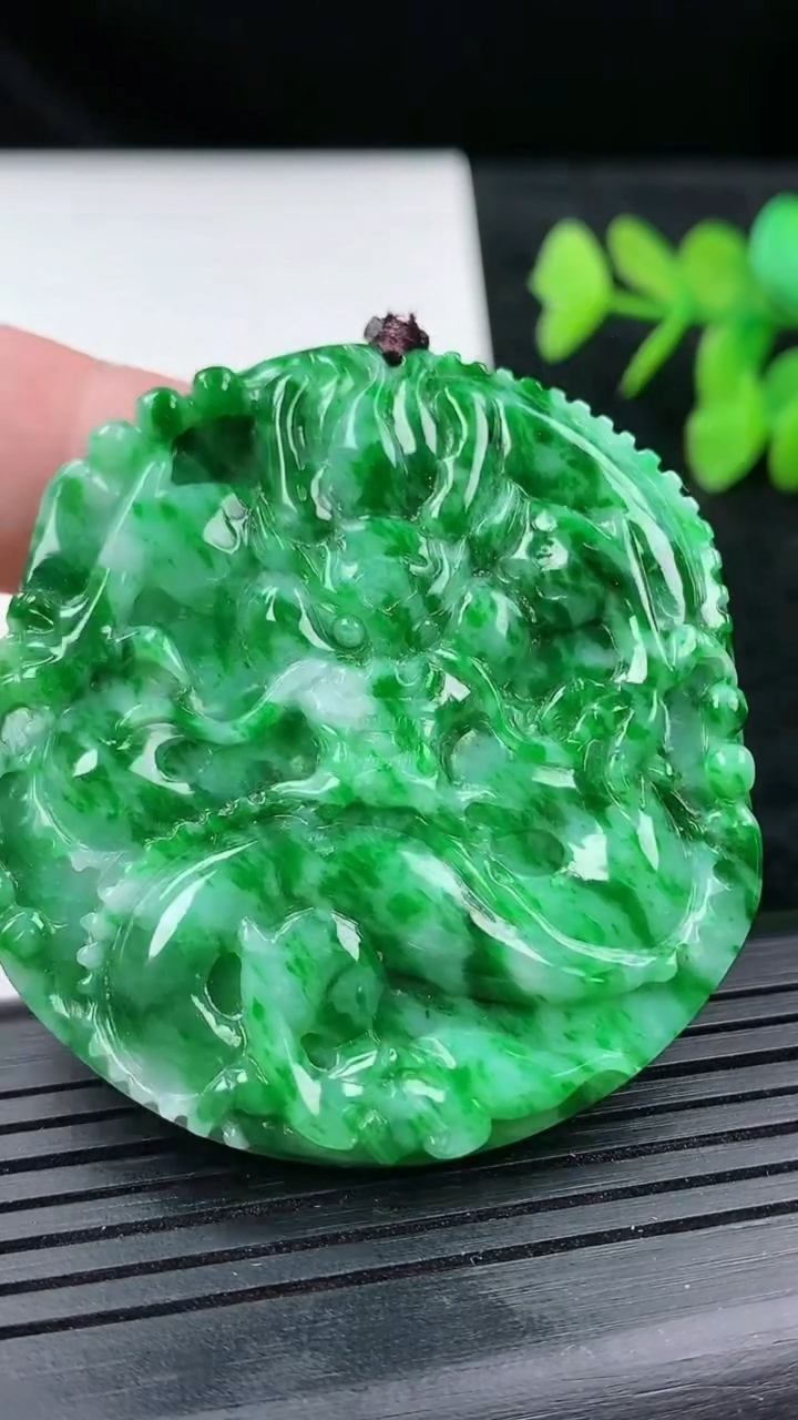 天然A货翡翠龙牌吊坠尺寸50.4-47.6-5.6重量:31.03g
3月14日