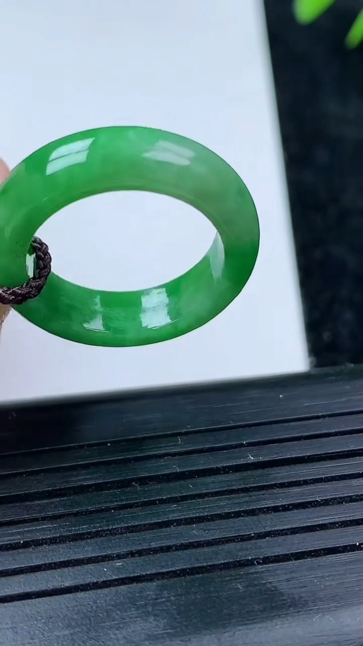 天然A货翡翠指环戒指尺寸17.3-5.4-3.3重量:3.90g2026年3月14日
工厂直销收藏佳品,种好水足，色泽均匀，有种有色，上手高大气！