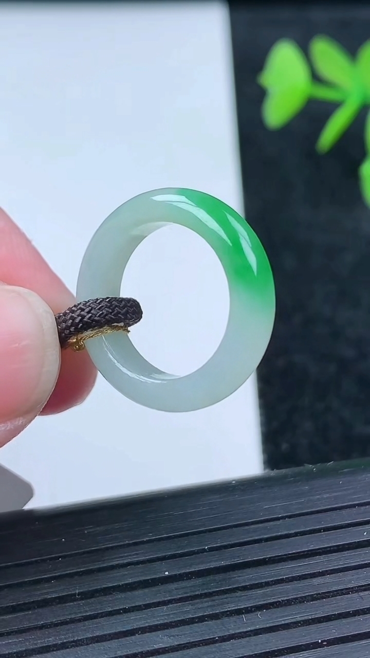 天然A货翡翠指环戒指尺寸14.5-4.4-3.2重量:2.51g2026年3月14日
工厂直销收藏佳