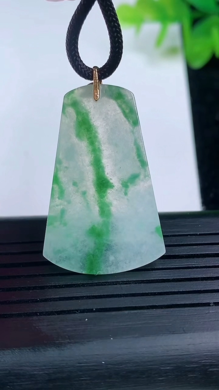 天然A货翡翠无事牌吊坠尺寸34.2-21.7-1.9重量:4.14g
3月14日