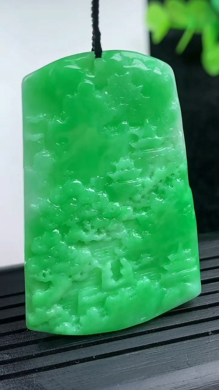 天然A货翡翠山水牌吊坠尺寸45.5-30.6-2.9重量:10.11g
3月14日