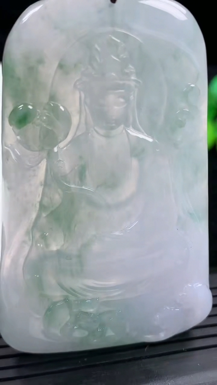 天然A货翡翠种飘花大势至菩萨吊坠尺寸69.2-43.7-5.6重量:39.28g
3月14日