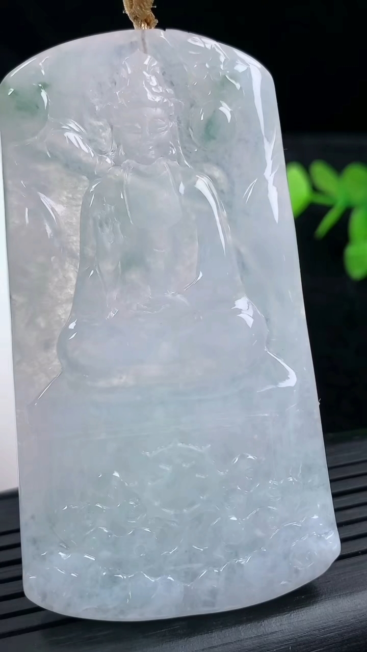 天然A货翡翠飘花观音菩萨吊坠尺寸73.5-40.4-4.2重量:35.37g
3月14日