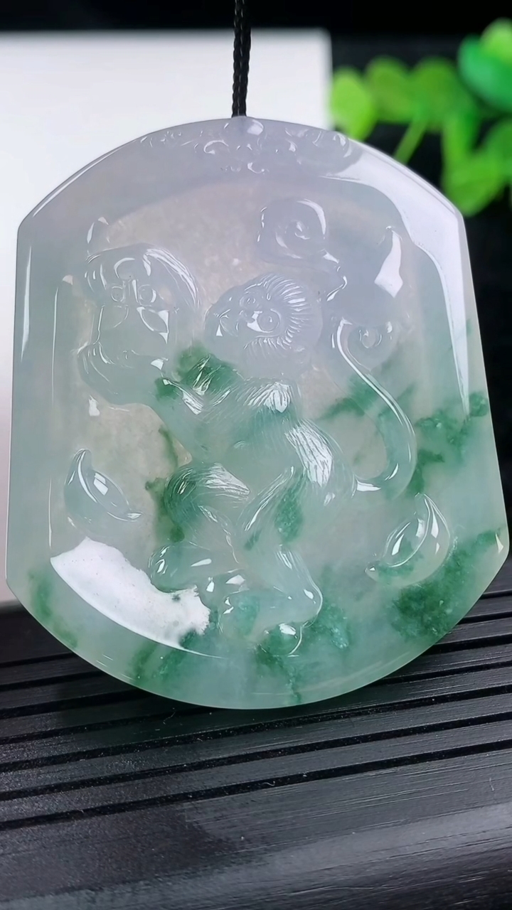 天然A货翡翠冰种飘花生肖猴吊坠尺寸51.1-42.9-4.6重量:26.82g
3月14日