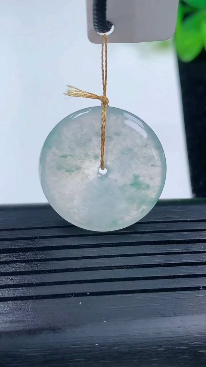 天然A货翡翠冰种飘花平安扣吊坠尺寸24.6-4.8重量:6.41g
3月14日