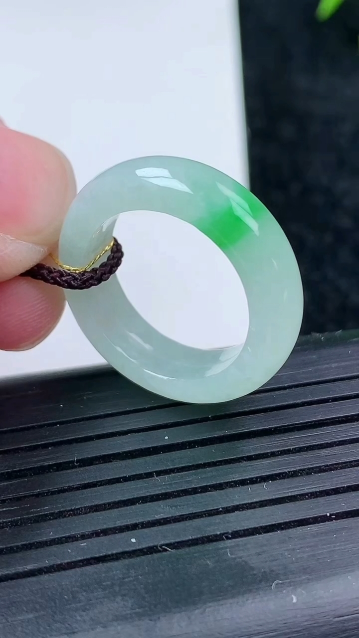 天然A货翡翠指环戒指尺寸173-5.9-3.6重量:4.14g2026年3月14日
工厂直销收藏佳品
