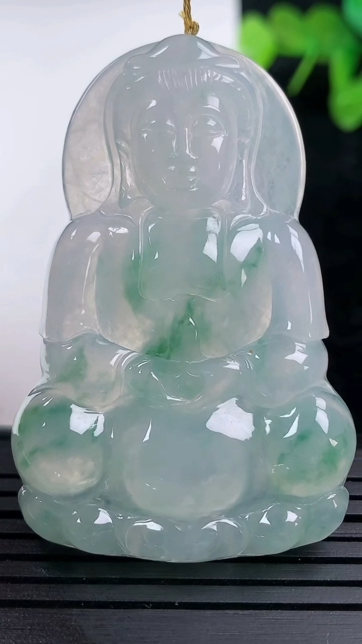 天然A货翡翠种飘花观音菩萨吊坠尺寸54.7-35.7-5重量:18.51g
3月14日