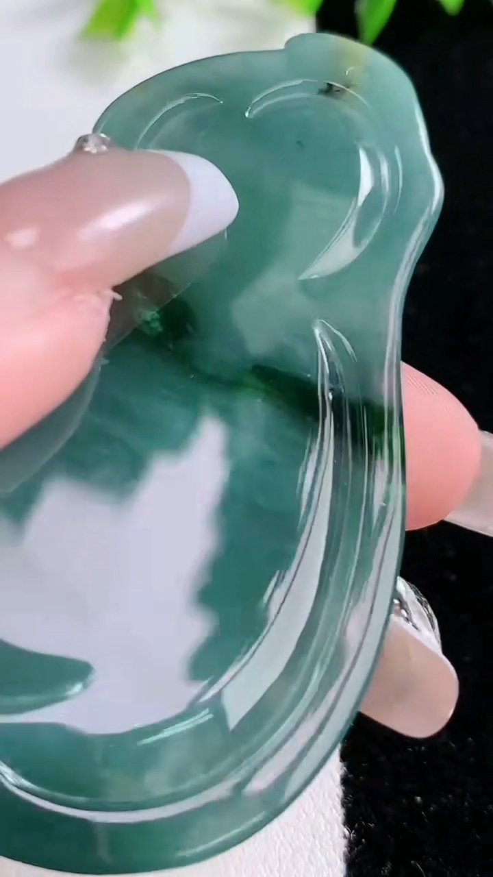 天然A货翡翠蓝水御龙观音菩萨吊坠，尺寸66.6-40-5，重:20.46g
3月14日