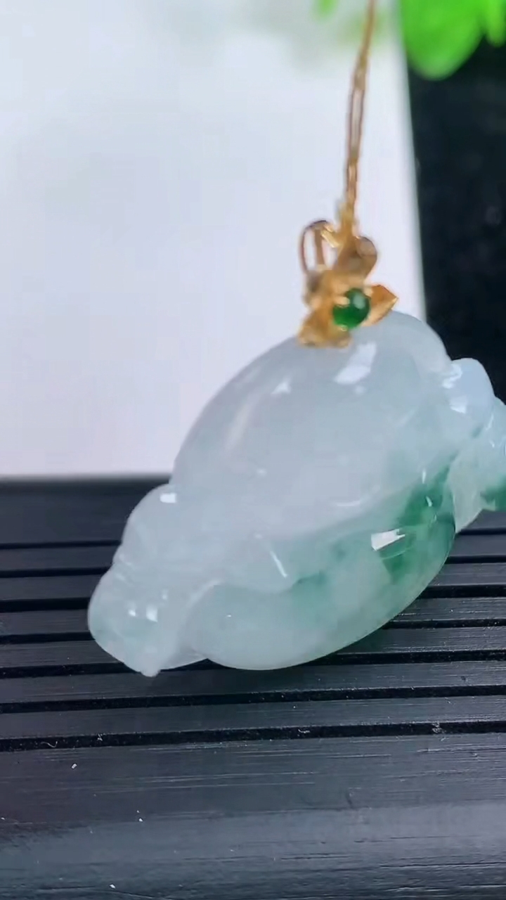 天然A货翡翠种飘花佛公吊坠尺寸25.6-28.9-5.7重量:6.83g
3月14日