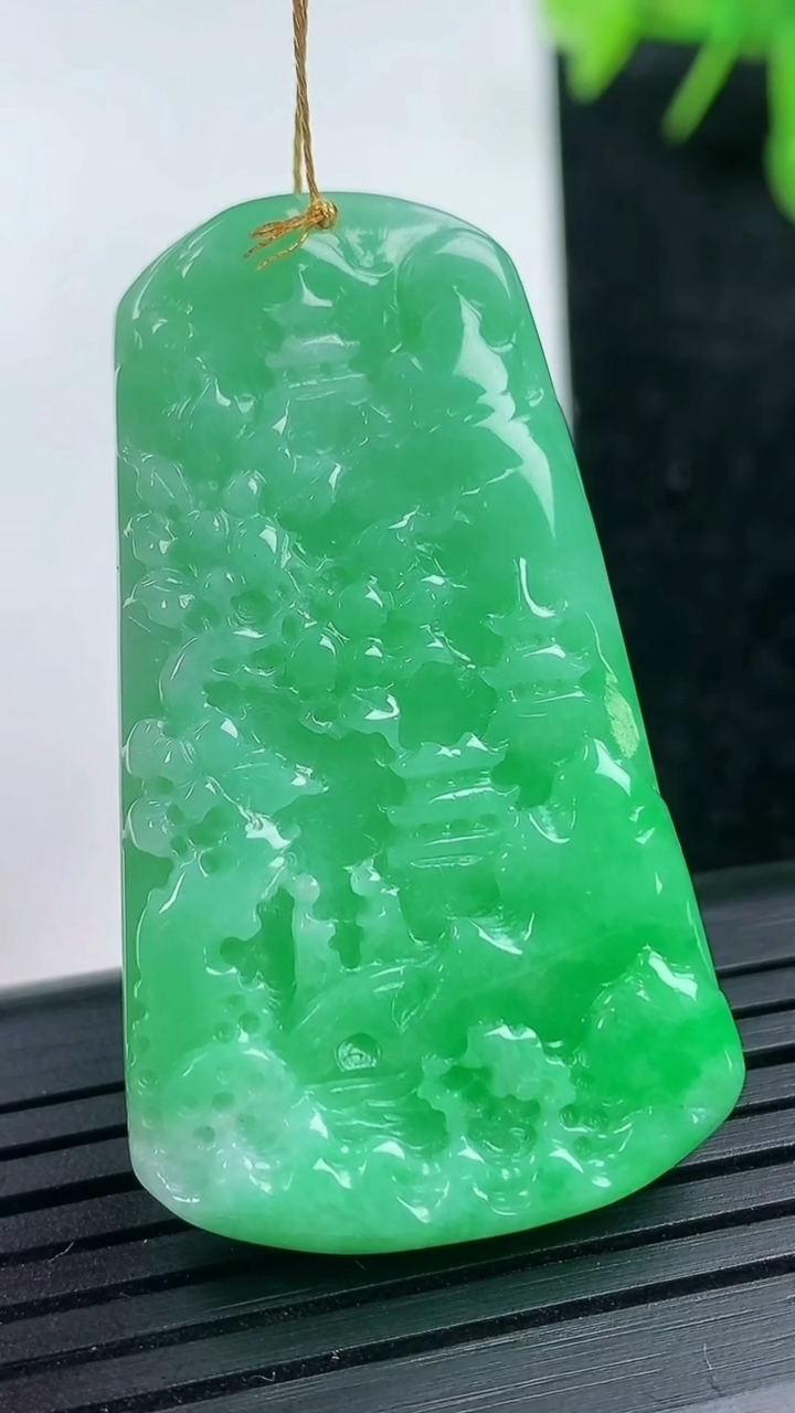 天然A货翡翠山水牌吊坠尺寸45-25.9-6重量:16.16g
3月14日