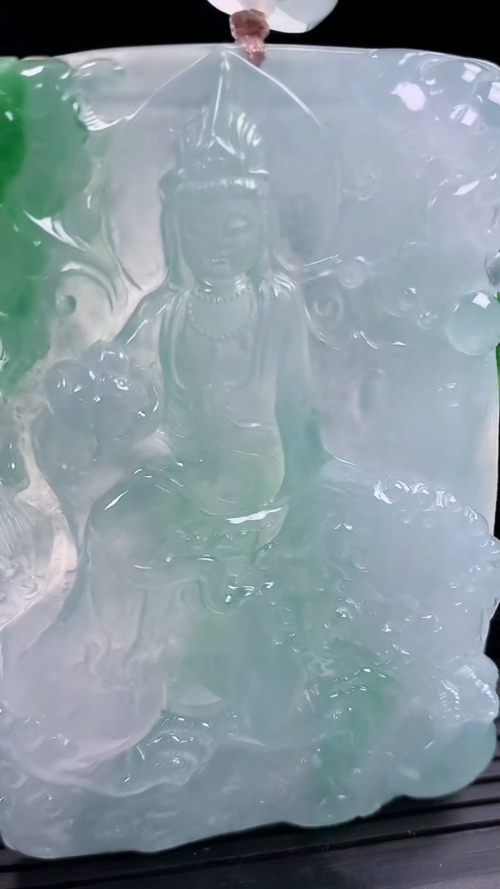 天然A货翡翠文殊菩萨吊坠尺寸74.2-49.9-7.5重量:72.07g
3月14日