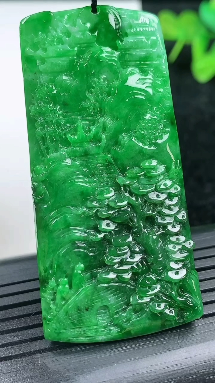 天然A货翡翠山水牌吊坠尺寸58.5-28.1-4.4重量:17.89g
3月14日