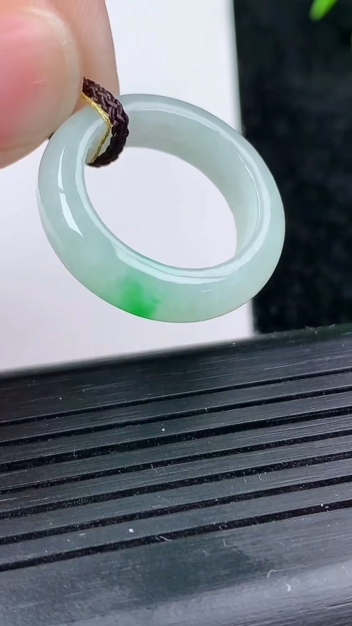 天然A货翡翠指环戒指尺寸173-5.9-3.6重量:4.14g2026年3月14日
工厂直销收藏佳品,种好水足，色泽均匀，有种有色，上手高大气！