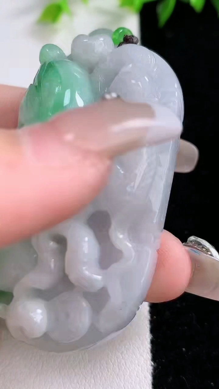 天然A货翡翠生肖猴吊坠，尺寸56.8-34.5-16.5，重:66.28g
3月14日