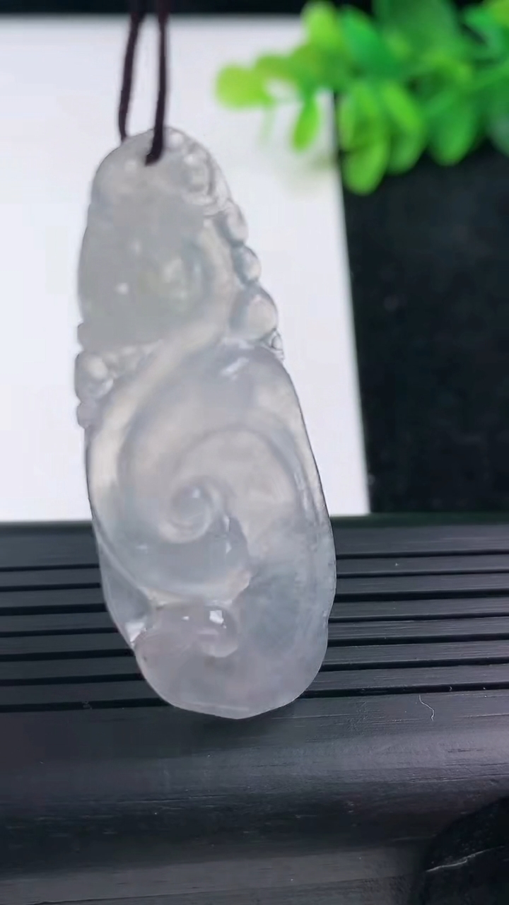 天然A货翡翠如意吊坠尺寸48.9-19.1-4.5重量:.7.49g
3月14日